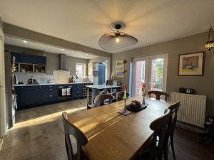 Diner/Kitchen- click for photo gallery